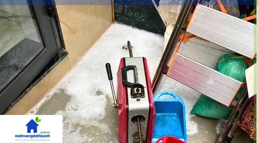 thông cống nghẹt thủ dầu một bằng lò xo