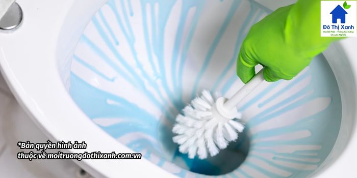 Sử dụng chất tẩy rửa chuyên dụng để khắc phục bồn cầu tắc