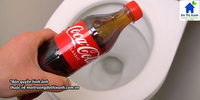 sử dụng xà phòng thông bồn cầu