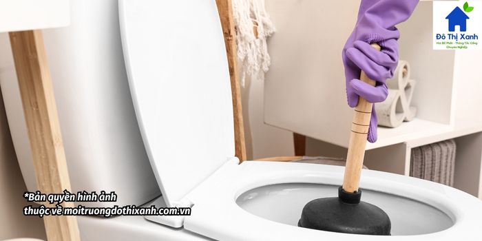 Thông tắc bồn cầu tại nhà hiệu quả bằng cây đánh bóng