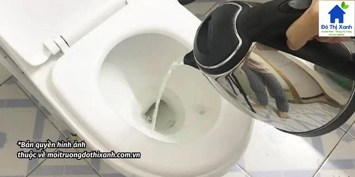 Sử dụng nước nóng giải quyết tắc bồn cầu