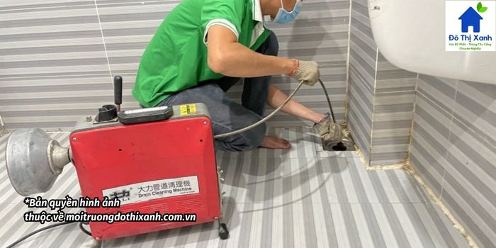 Thông tắc cống nghẹt quận Tân Phú không đục phá, hiệu quả cao 