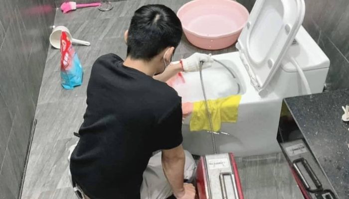 công đoạn thi công thông nghẹt bồn cầu quận 4 chuyên nghiệp