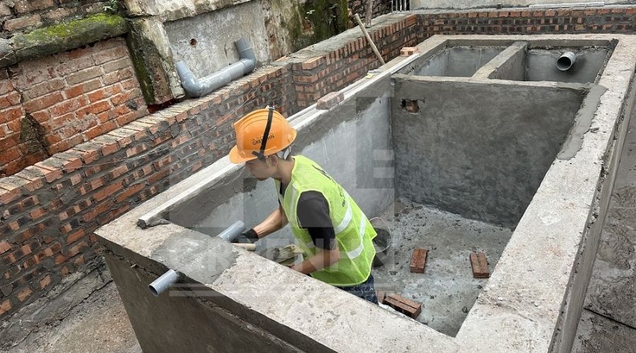 Bể phốt nên xây gạch hay đổ bê tông mới bền? Ưu nhược điểm