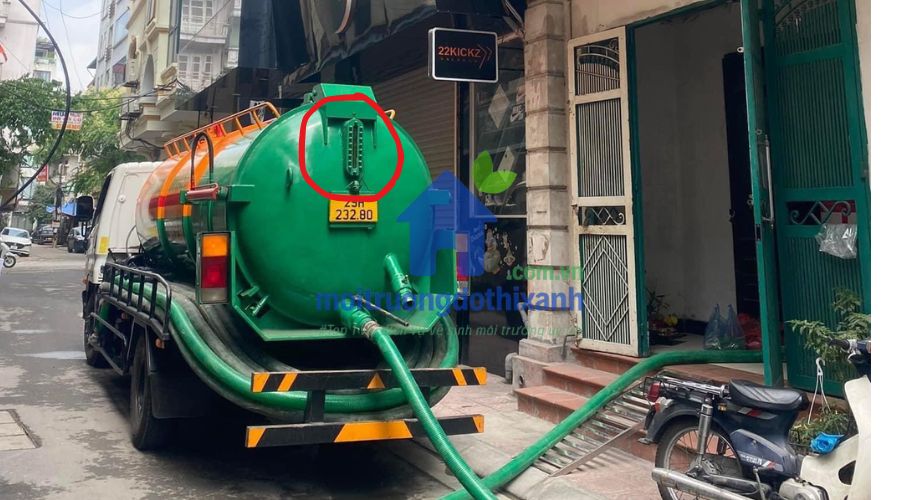 Thao tác kiểm tra dung tích xe hút bể phốt trước khi thuê