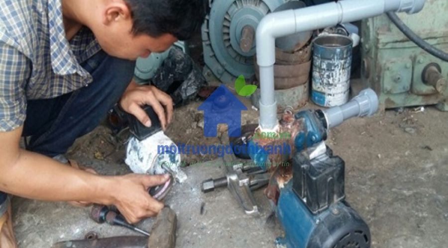 Cách xử lý ống thông hơi bể phốt bị tắc bằng dụng cụ đơn giản