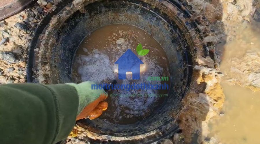 cách xử lý hút hầm cầu bằng dụng cụ thô sơ