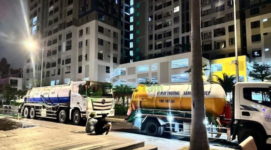 Hình ảnh nhân viên môi trường hút bể phốt nhanh chóng
