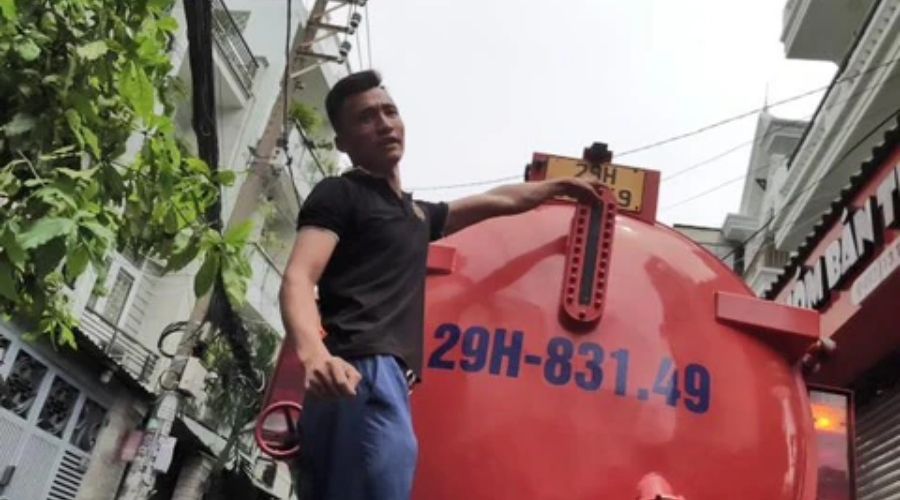 Cảnh báo dịch vụ hút bể phốt tính khống khối lượng