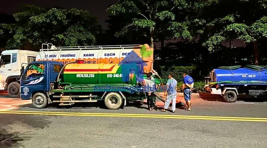 Xe rút hầm cầu đang hoạt động trong khu đô thị mới