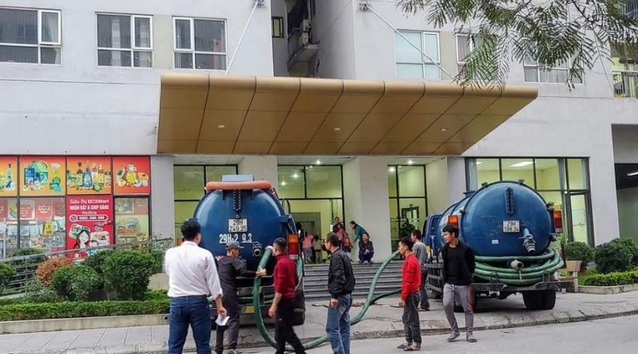 Nhân viên vận hành xe hút bể phốt chân không