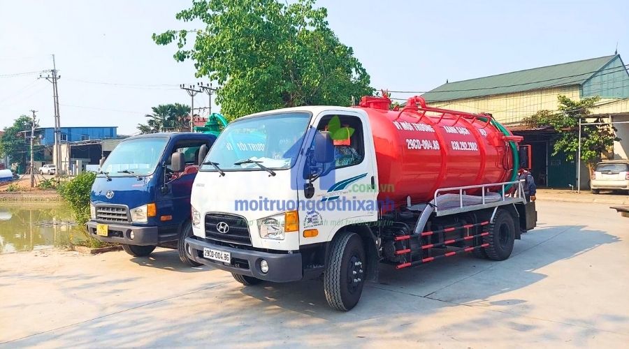 Xe rút hầm cầu đỗ tại hẻm nhỏ 