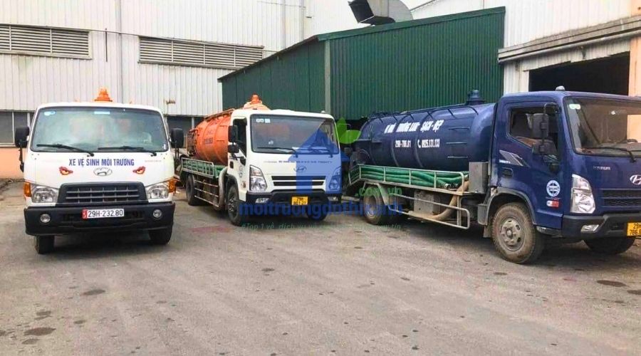 Xe rút hầm cầu đang hoạt động 