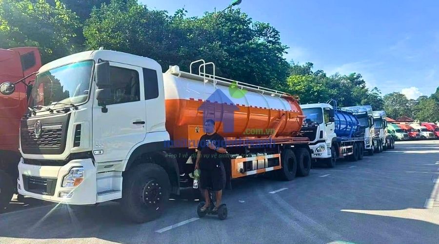 Hầm cầu đầy nước thải được hút sạch bằng xe bồn