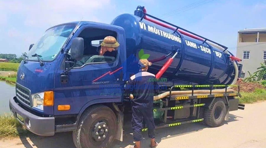 Xe rút hầm cầu đang xả chất thải tại khu xử lý tập trung