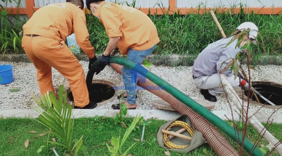 Công nhân hút bể phốt tại Ninh Bình thi công tại hố ga khu đô thị