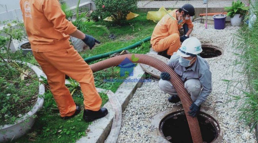 Công nhân kỹ thuật hút bể phốt tại Ninh Bình xử lý hố ga