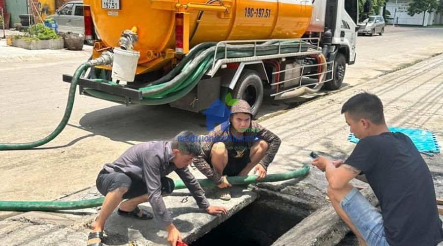 Nhân viên kỹ thuật hút hầm cầu Đồng Nai kiểm tra miệng hố ga