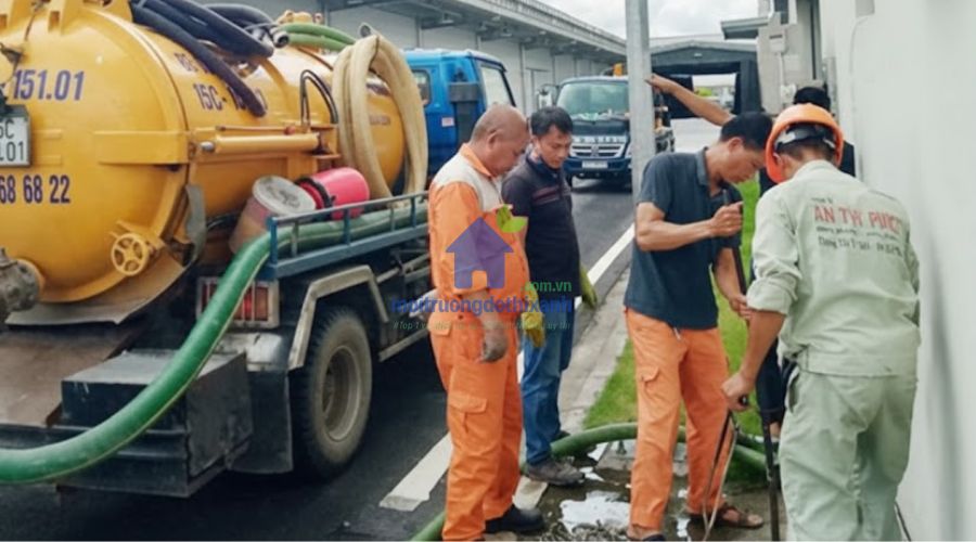 Nhân viên hút bể phốt tại Ninh Bình kiểm tra hệ thống thoát thải