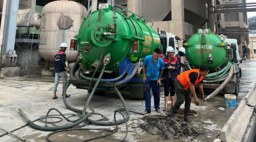 Công nhân hút bể phốt tại Hoàn Kiếm làm việc tại khu công nghiệp