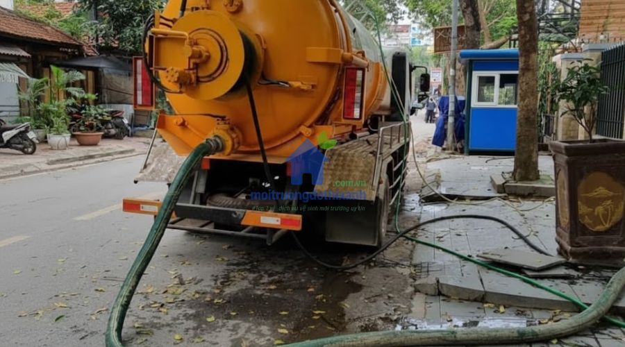 Dịch vụ hút bể phốt tại Ninh Bình thi công trước cổng khu dân cư