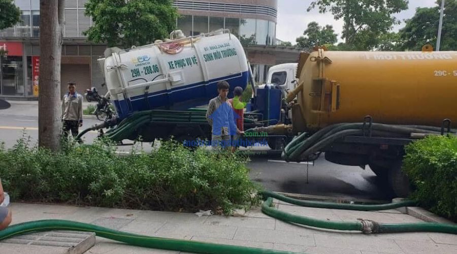 Đội hút bể phốt tại Hoàn Kiếm triển khai hút hầm cầu nhanh