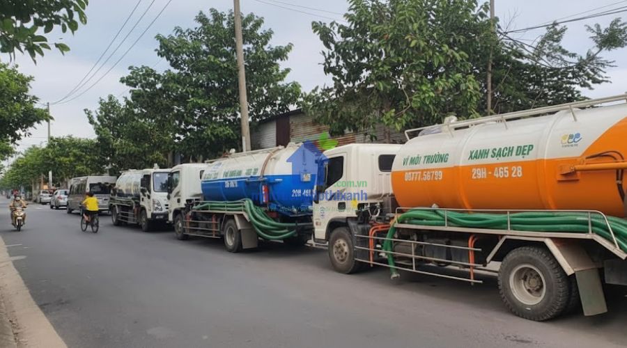 Xe chuyên dụng hút bể phốt tại Vĩnh Yên đỗ thi công trên đường phố