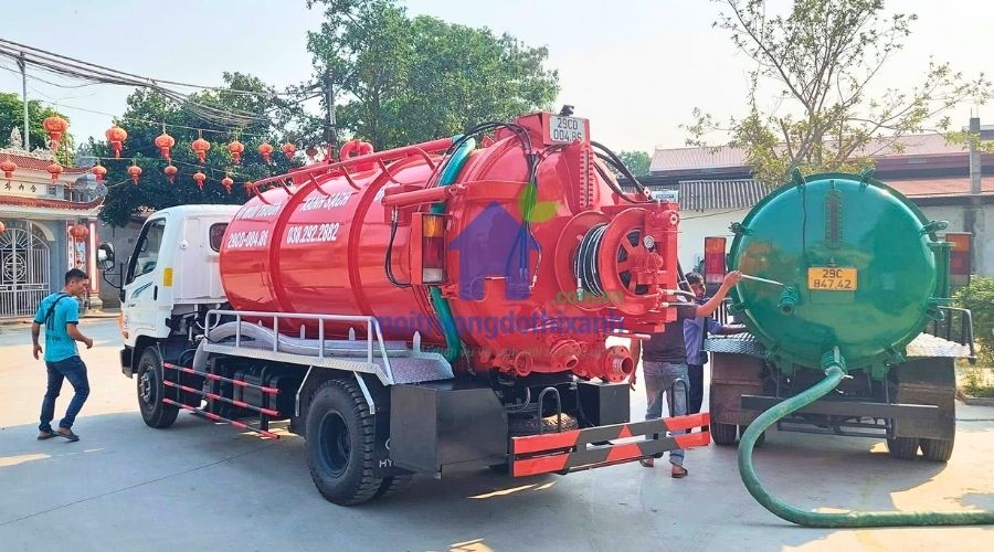 Nhân viên công ty đang thi công rút hầm cầu 