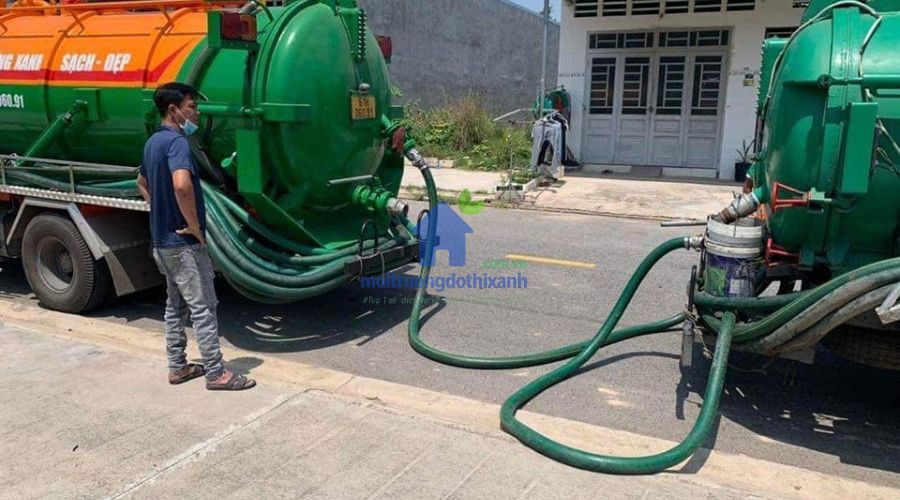Hệ thống ống hút bể phốt tại Thanh Xuân kết nối giữa hai xe chuyên dụng