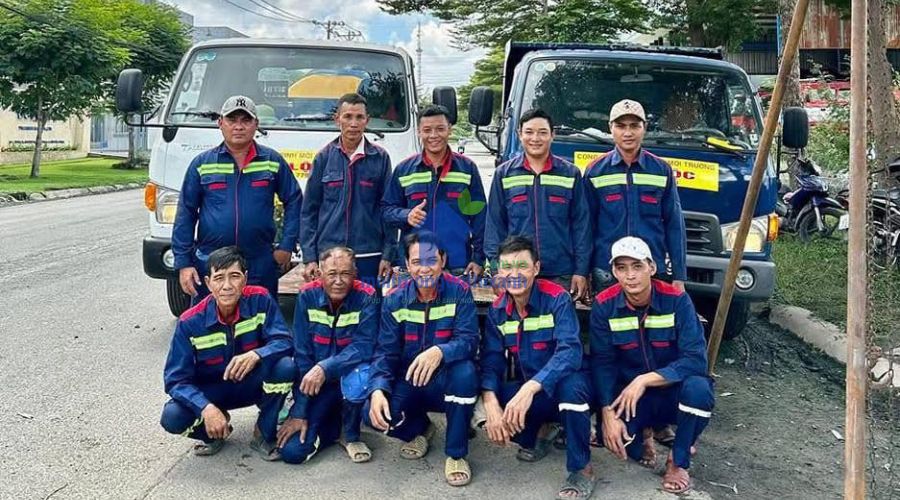 Đội thợ hút bể phốt tại Thanh Xuân chụp ảnh cùng xe chuyên dụng