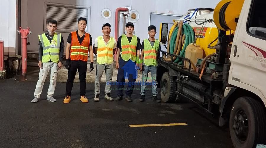 Đội thợ hút bể phốt tại Ninh Bình cùng xe bồn chuyên dụng làm việc