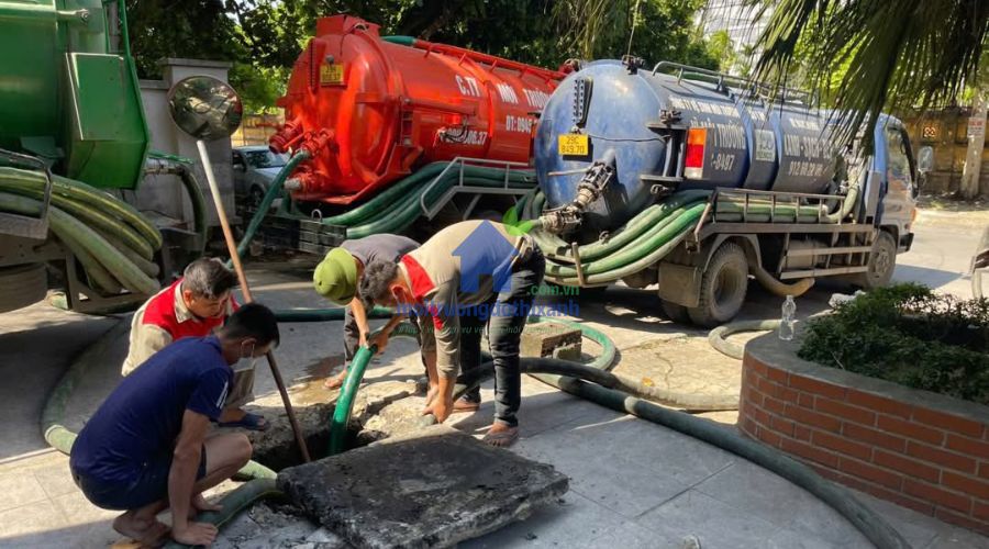 Công nhân đang thi công hút bể phốt tại Thanh Xuân bằng máy hút chân không