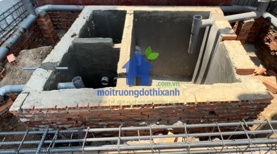 Hình ảnh ống chờ hút bể phốt trong quá trình thi công
