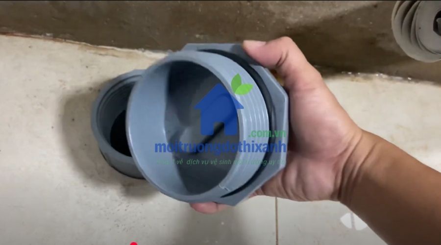 Ống chờ hút bể phốt được lắp đặt trên nắp bể