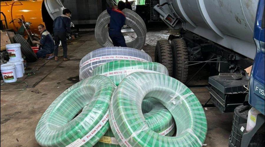 Ống hút bể phốt gắn vào xe hút chân không