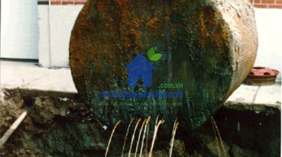Hình minh họa rủi ro khi đặt bể phốt dưới nhà vệ sinh
