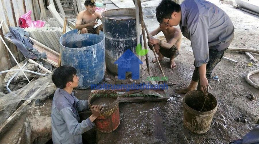 cách hút hầm cầu bằng xô xẻng hiệu quả cao