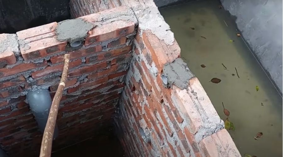 Xây bể phốt bằng gạch đặc để chống rò rỉ nước thải