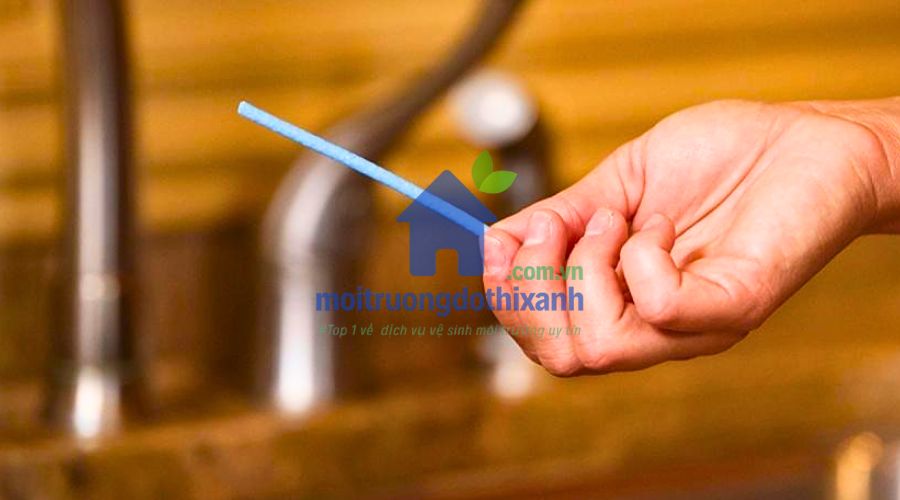 Que thông cống mini tiện lợi cho gia đình