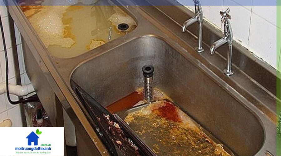 Hình ảnh cống trào ngược do cặn bẩn bên trong cống