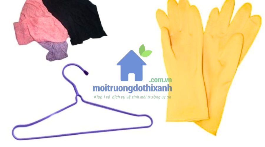 Cận cảnh móc quần áo được uốn cong để thông cống