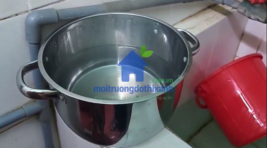 đổ nước sôi thông cống