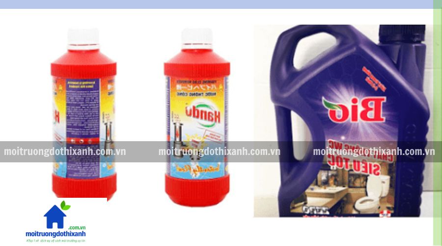 Chai nước thông cống có nhãn mác rõ ràng, dễ sử dụng.