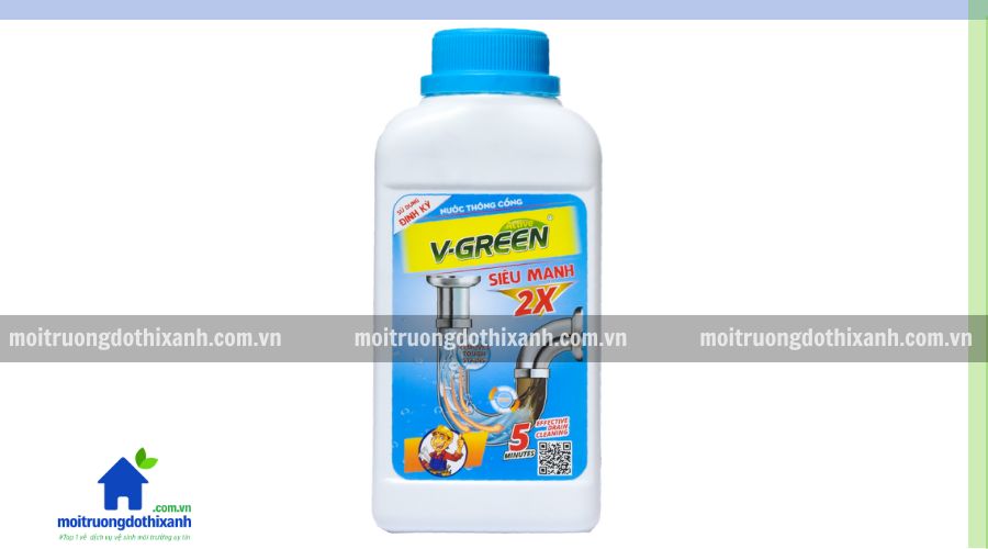 Dùng nước thông cống để loại bỏ tóc rối và cặn bẩn trong ống.