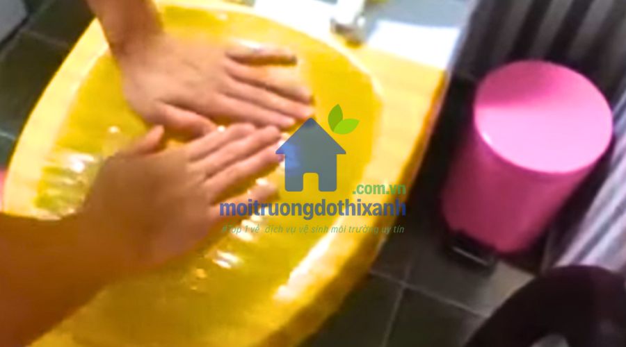 Thông nghẹt toilet bằng băng dính siêu tiết kiệm