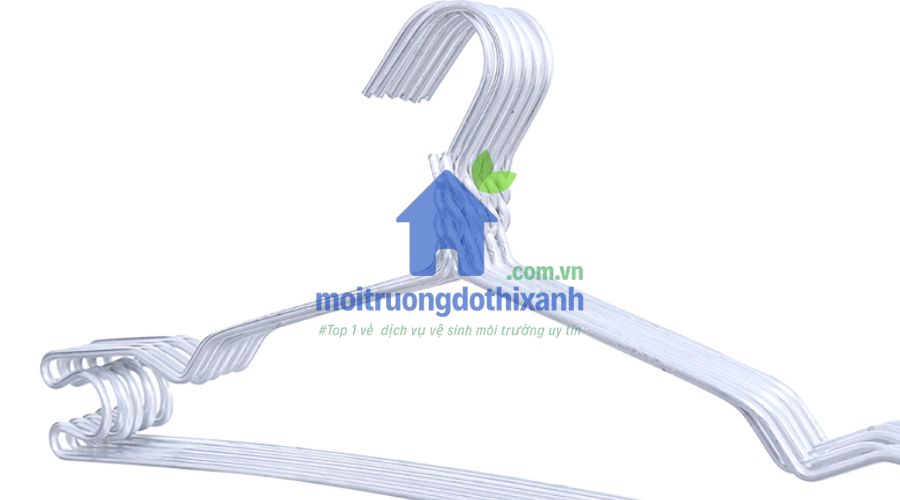 Dùng móc sắt để lấy tóc và rác trong đường ống thoát nước
