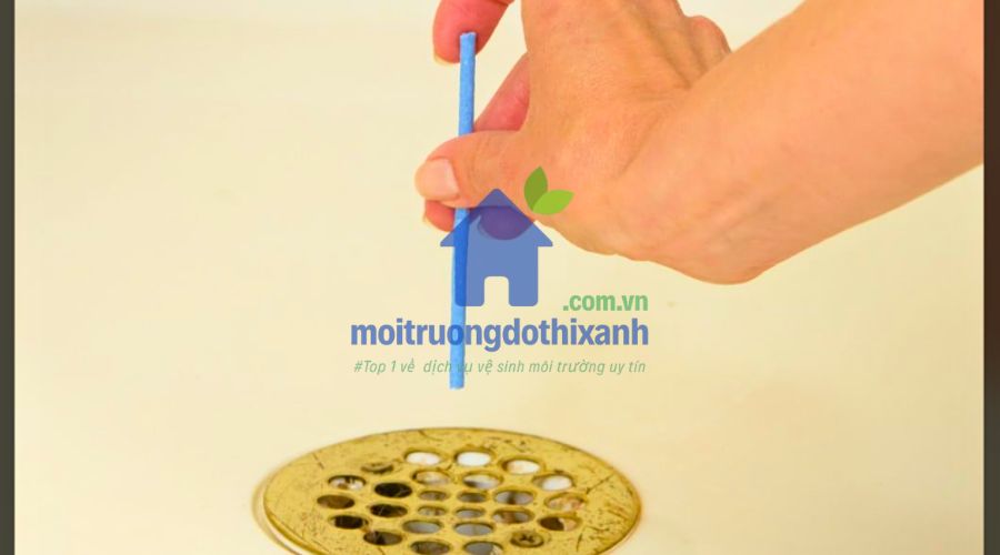 Thông tắc bồn cầu bằng que thông cống đơn giản