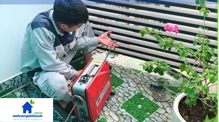Sử dụng máy lò xo thông cống tại nhà khách hàng