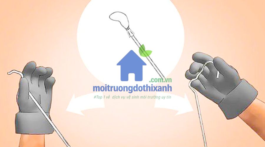 Cách thông cống bằng móc quần áo uốn thẳng tại nhà