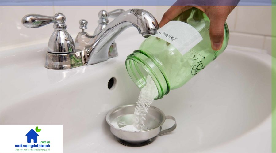 dung dịch thông tắc cống đang hoạt động trong ống